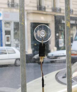 Interrupteur lumineux coll&eacute; sur une vitrine.